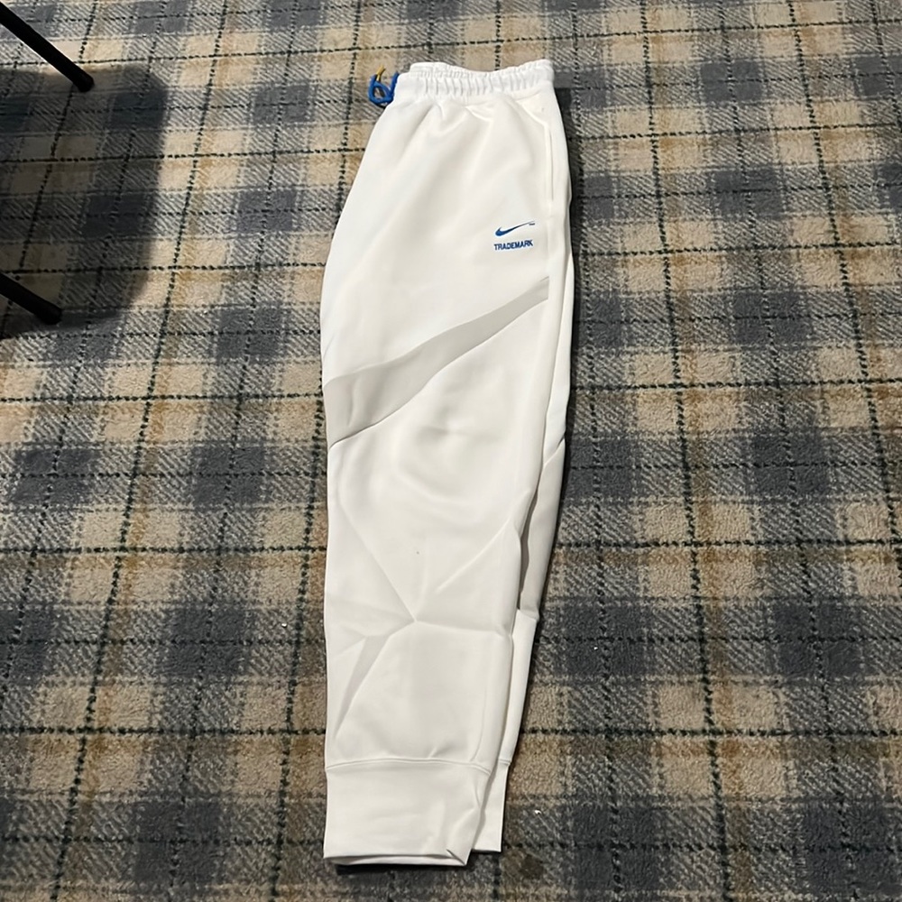 Mens nike trademark pants. White